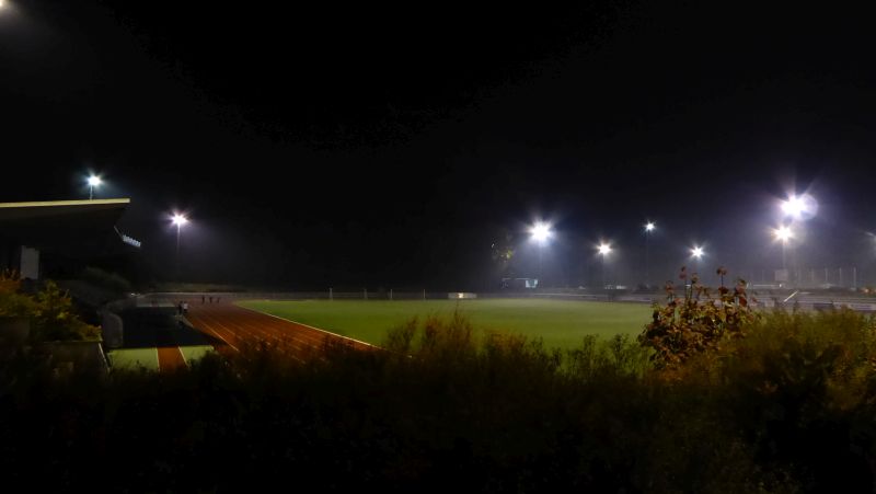 Waldstadion Viernheim bei Flutlicht